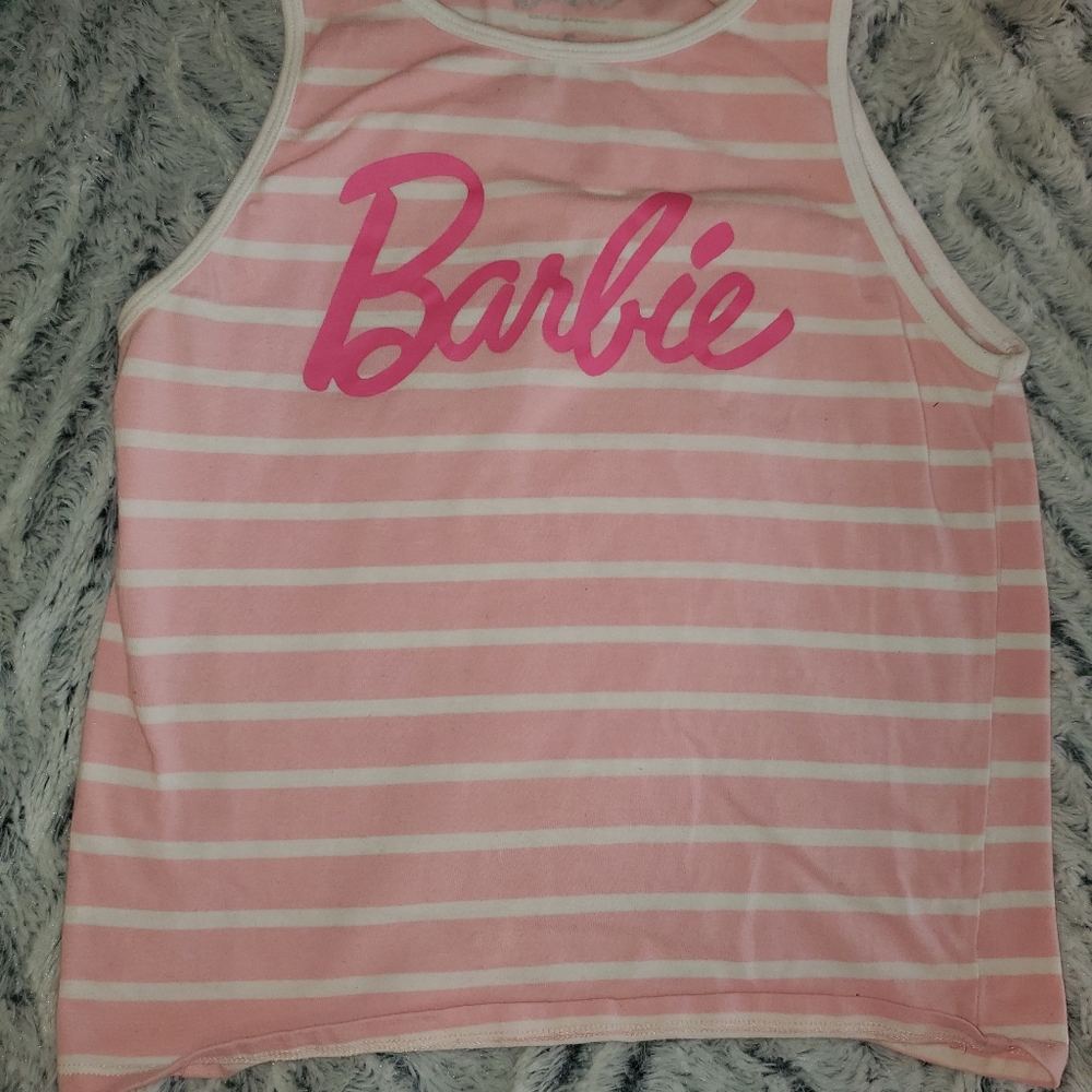 Form fitting sleeveless